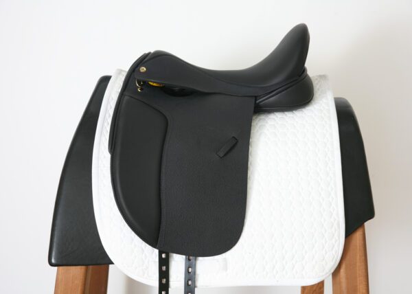 Black Country Eloquence X Dressage Saddle