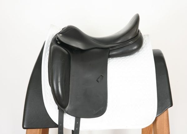 Left Side of Amerigo Classic Dressage Saddle 17.5W SN: 1917056