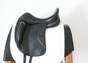 Left Side of Amerigo Classic Siena Monoflap Dressage Saddle 17.5M SN: N74621016