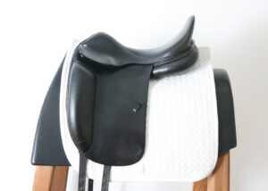 Amerigo Cortina Dressage Saddle 17.5MW SN L0702027 Inv 5789
